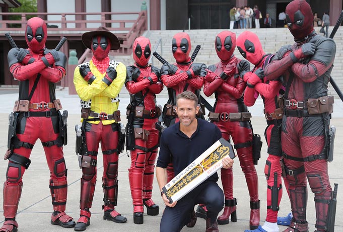 deadpool cosplay with ryan reynolds